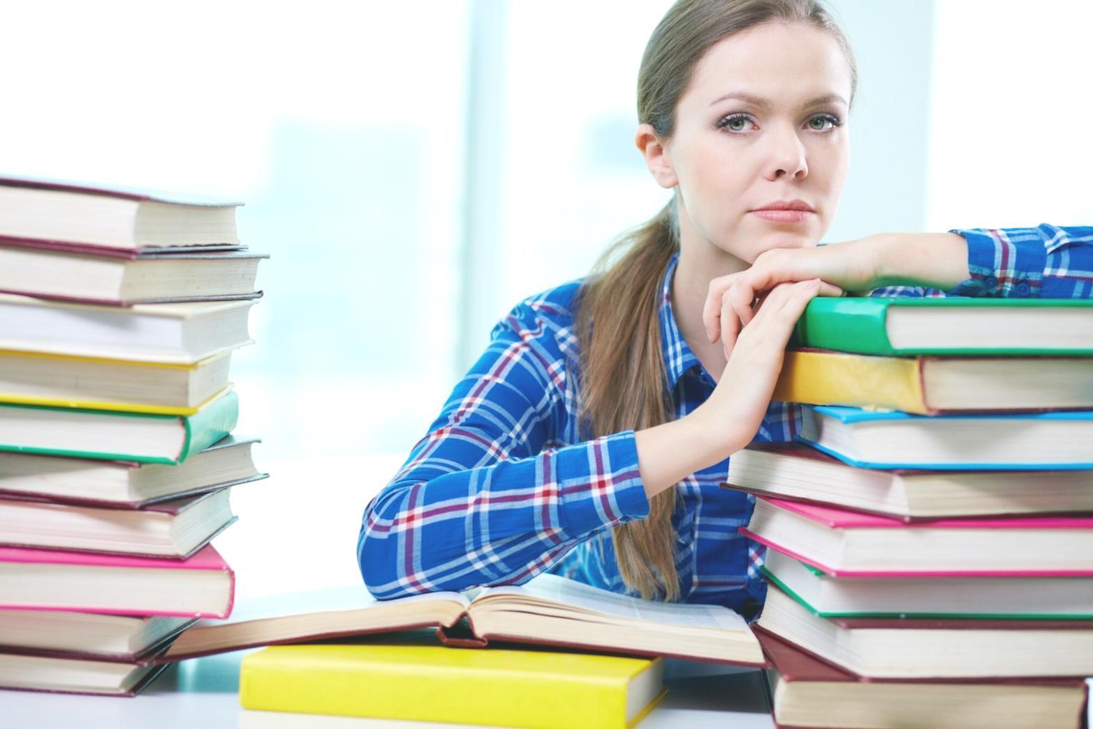 Instructor providing personalised financial guidance to student